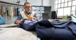 La moda de hombre vista por el creador Do Rego se luce en el Espacio Vilanova-Peña de decoración en Ribadumia