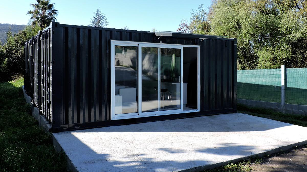 En una finca de Vigo se ubicó una 'Home Box' como vivienda de vacaciones.