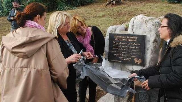 El momento del descubrimiento de la placa.