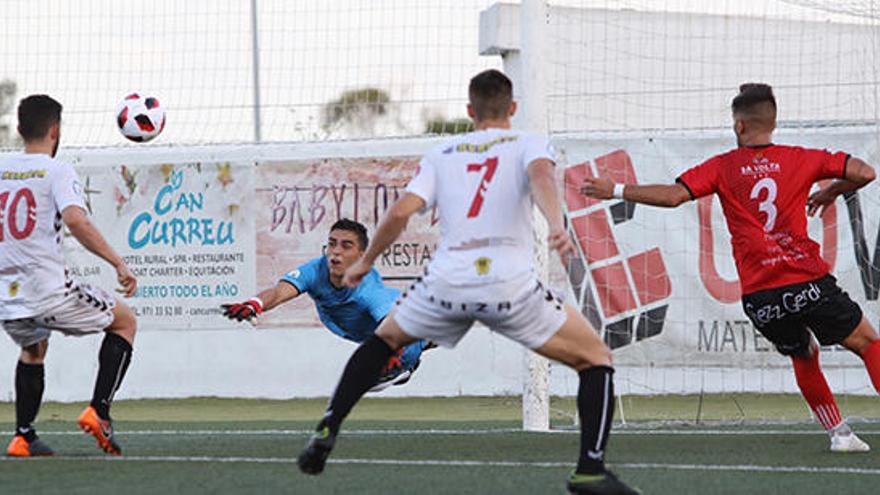 Una acción de ataque de la Peña Deportiva ante la portería del Formentera
