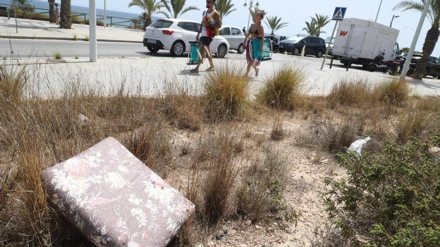 De colchones a chanclas: la basura que invade Arenales del Sol en Elche