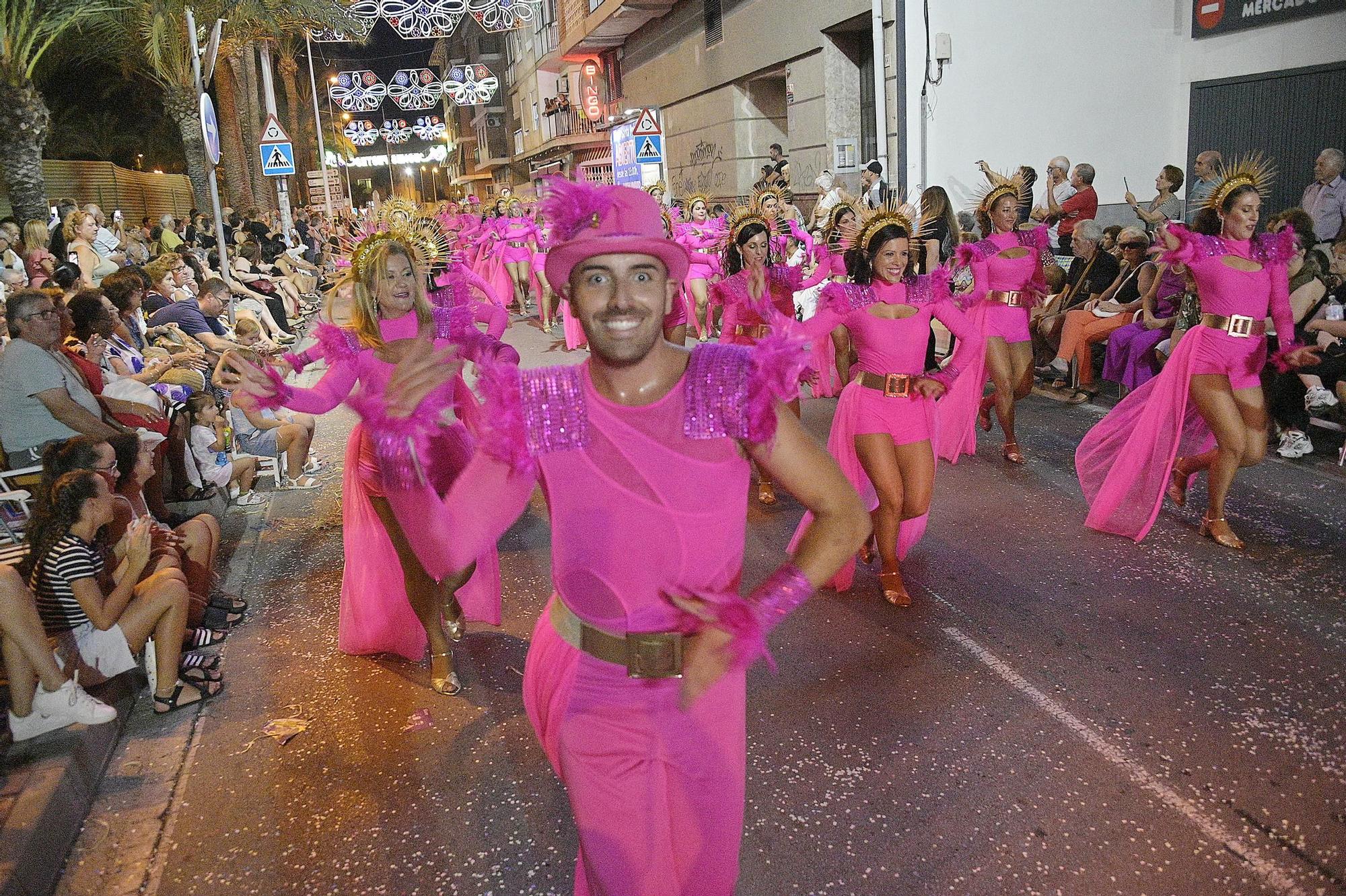 Derroche de musica y color en Santa Pola