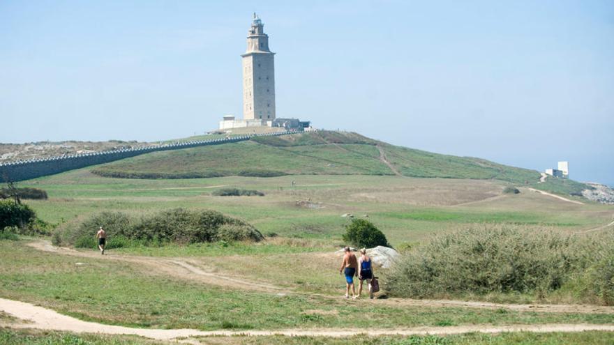 Vista de la Torre de Hércules un día de sol.