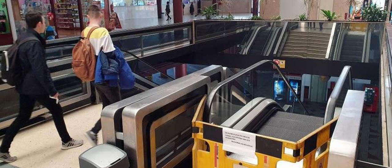 Las escaleras mecánicas de la estación de autobuses continúan sin funcionar. // Marta G. Brea