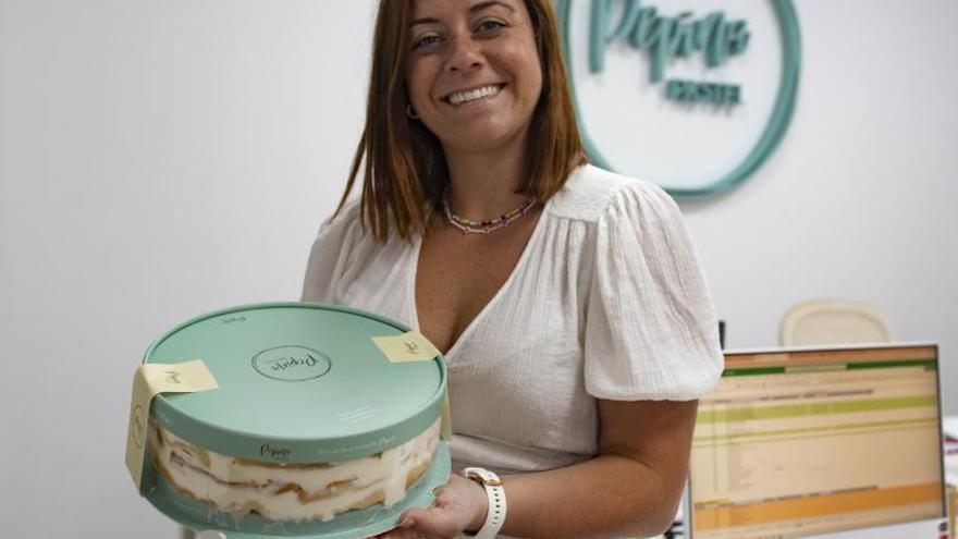 Lara Guerrero muestra la tarta en su embalaje. | PERALES IBORRA