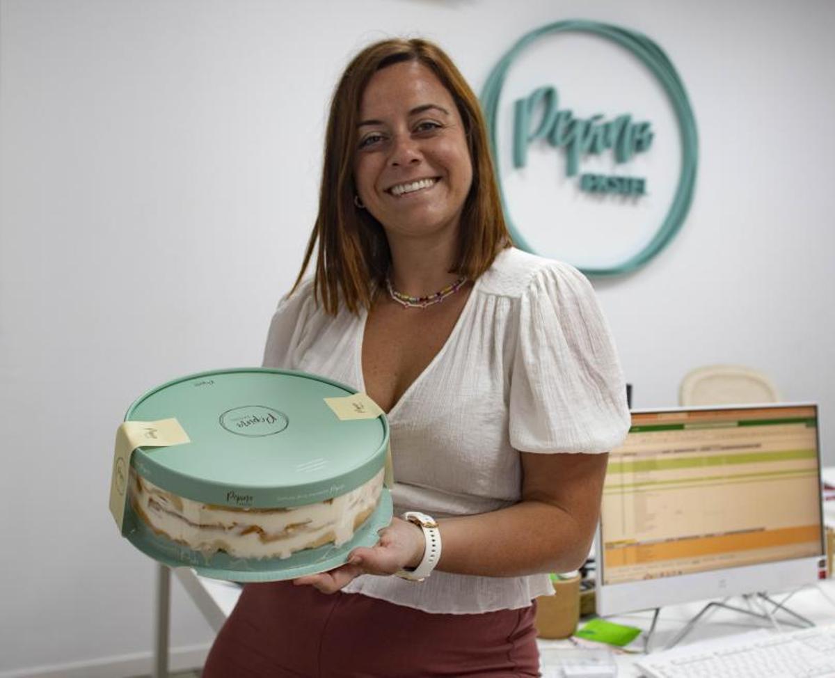 Lara Guerrero muestra la tarta en su embalaje. | PERALES IBORRA