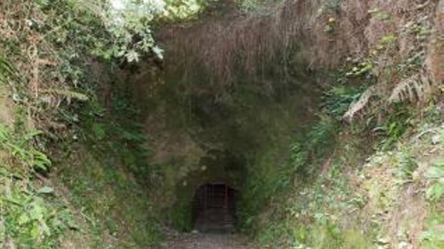 Verja de entrada a la mina de Corcoesto que explotaron romanos y británicos.
