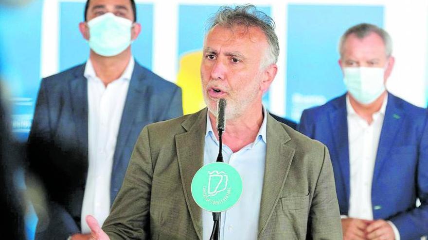 El presidente del Gobierno y secretario general del PSOE, Ánge Víctor Torres. Detrás a la izquierda Blas Acosta y a la derecha Sebastián Franquis.