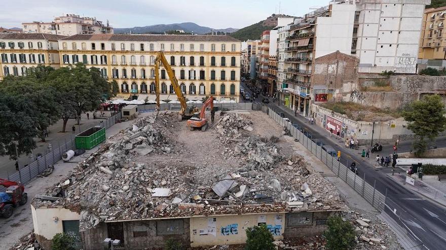 Trabajo de demolición del edificio de los cines Astoria y Victoria.