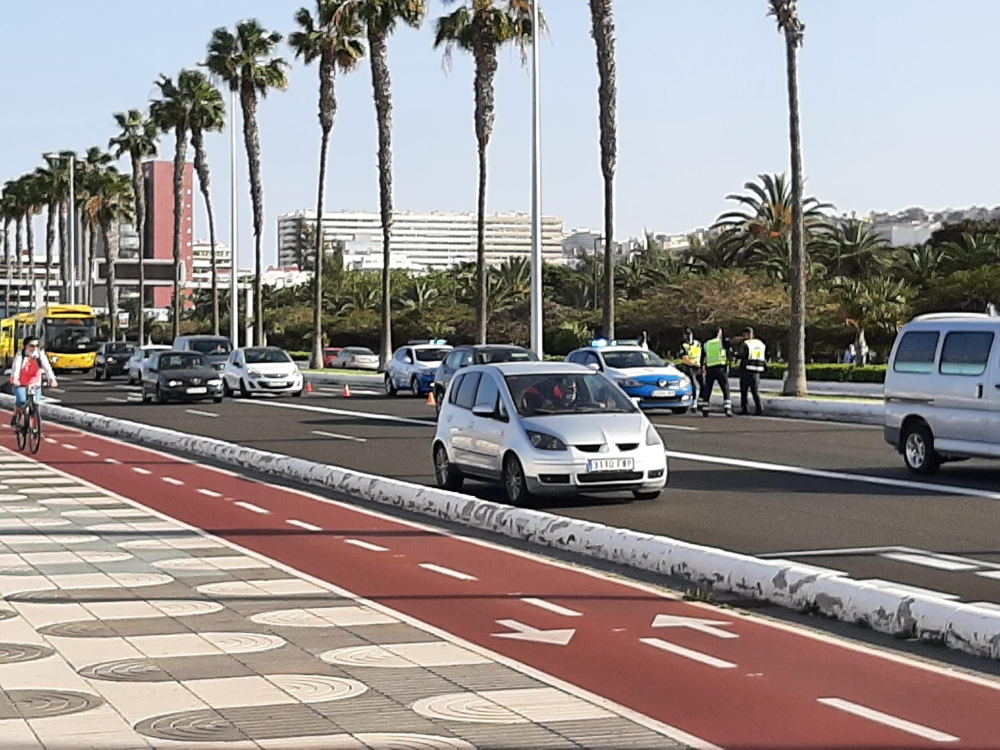 Un coche pierde una rueda al circular por la Avenida Marítima