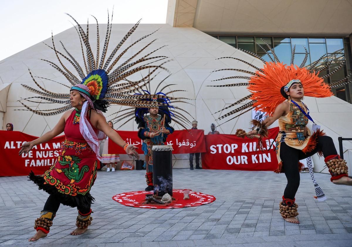 Activistes de pobles indígenes ballen en una protesta durant la Conferència de les Nacions Unides sobre el Canvi Climàtic a Dubai.