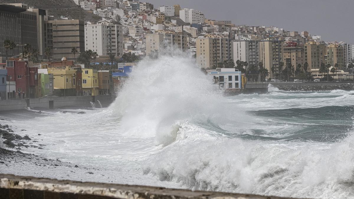 El fuerte oleaje de la pleamar inunda San Cristóbal