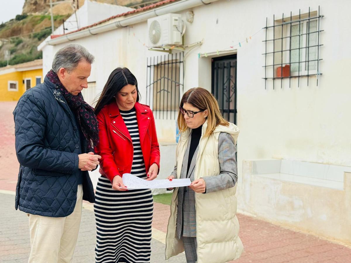 Fulgencio Gil, María Hernández y Rosa Medina este miércoles en los Barrios Altos de Lorca.