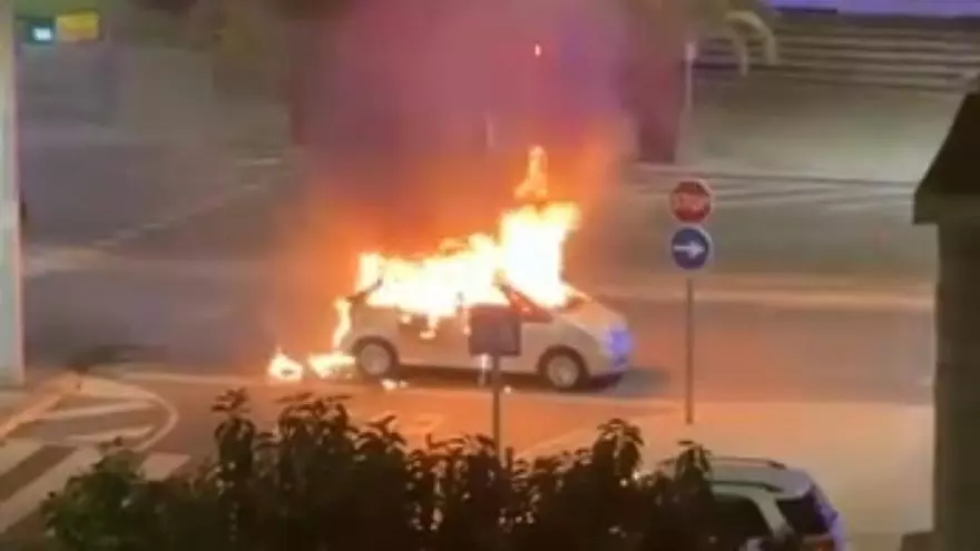 Vídeo: Un coche arde y explota frente al estadio Castalia en Castellón