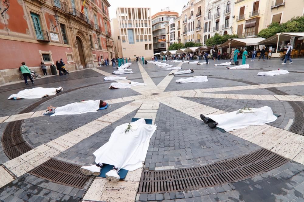 Las 'victimas' de la crisis climática, exhibidas en Murcia