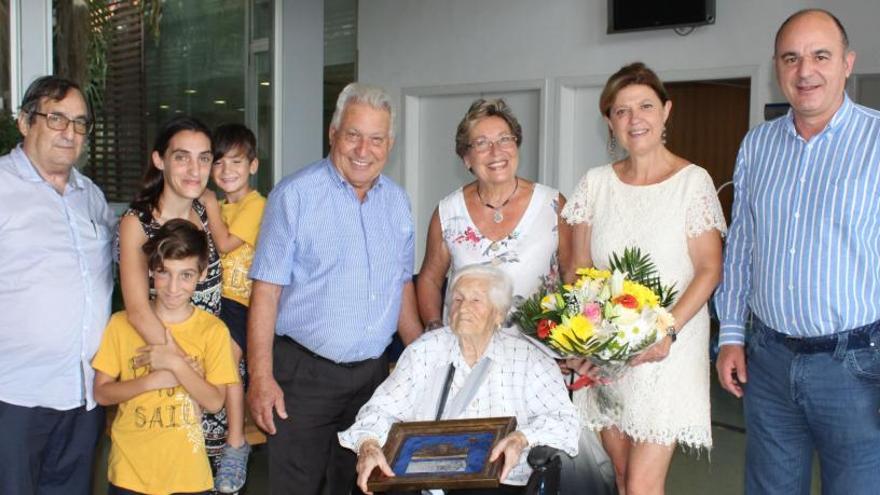 Foto familiar del acto de homenaje.