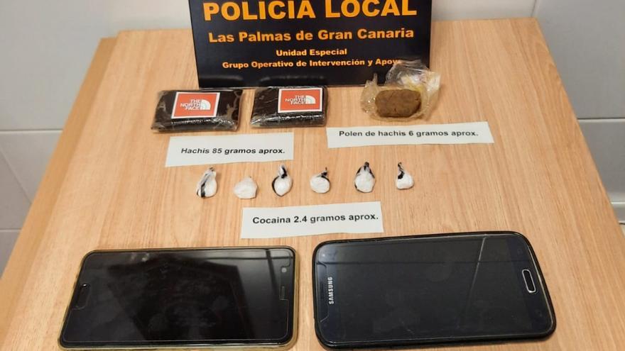 Hachís, cocaína y cuatro móviles: el botín de un traficante detenido en Las Palmas de Gran Canaria