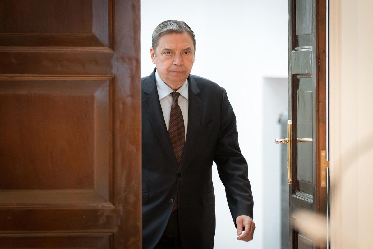 El ministro de Agricultura, Pesca y Alimentación, Luis Planas, ofrece una rueda de prensa tras la detección de seis casos de peste porcina africana en animales silvestres, en la sede del ministerio, a 29 de noviembre de 2025, en Madrid (España).