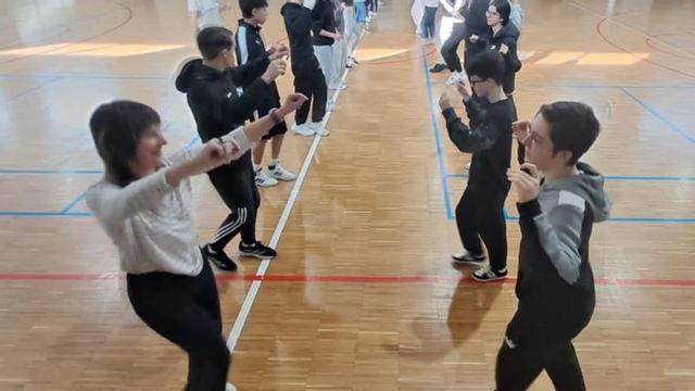 Alumnos y profesores del IES Sánchez Lastra, bailando a lo suelto. | D. MONTAÑÉS