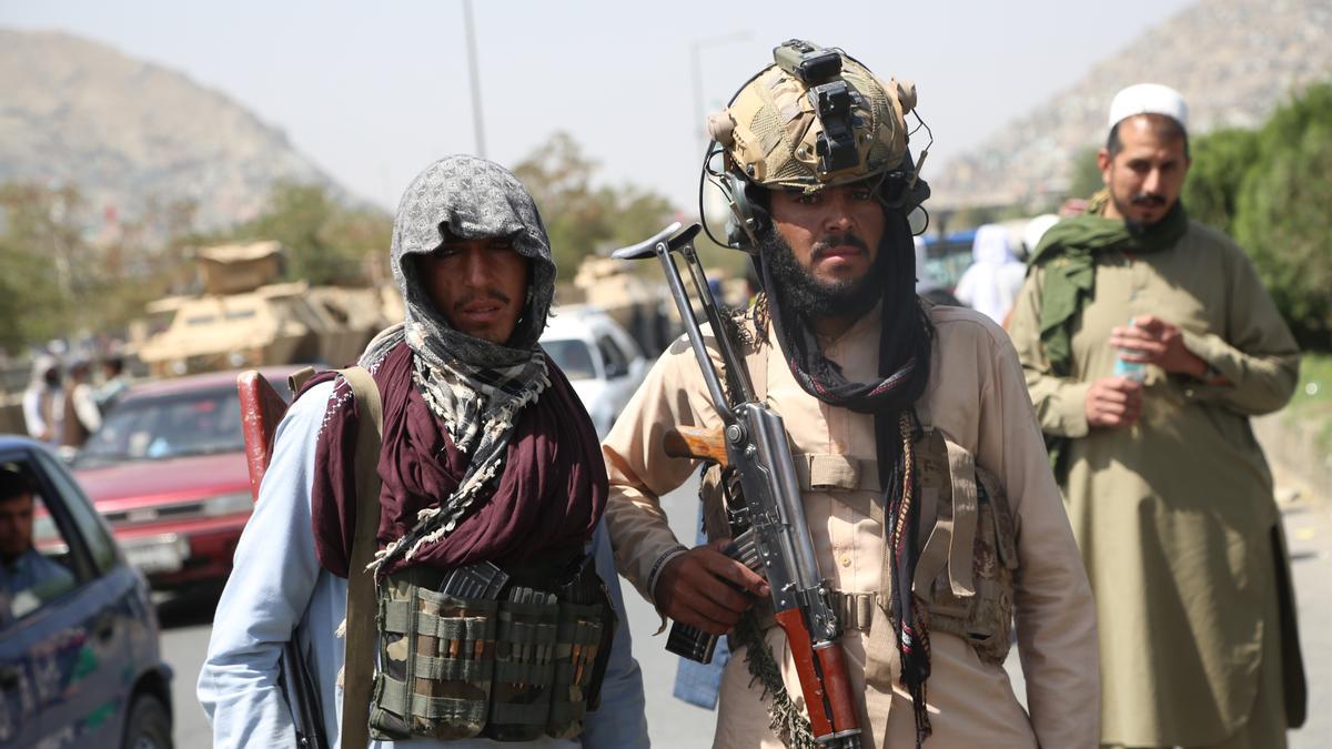 Talibanes patrullan en las inmediaciones del aeropuerto de Kabul.