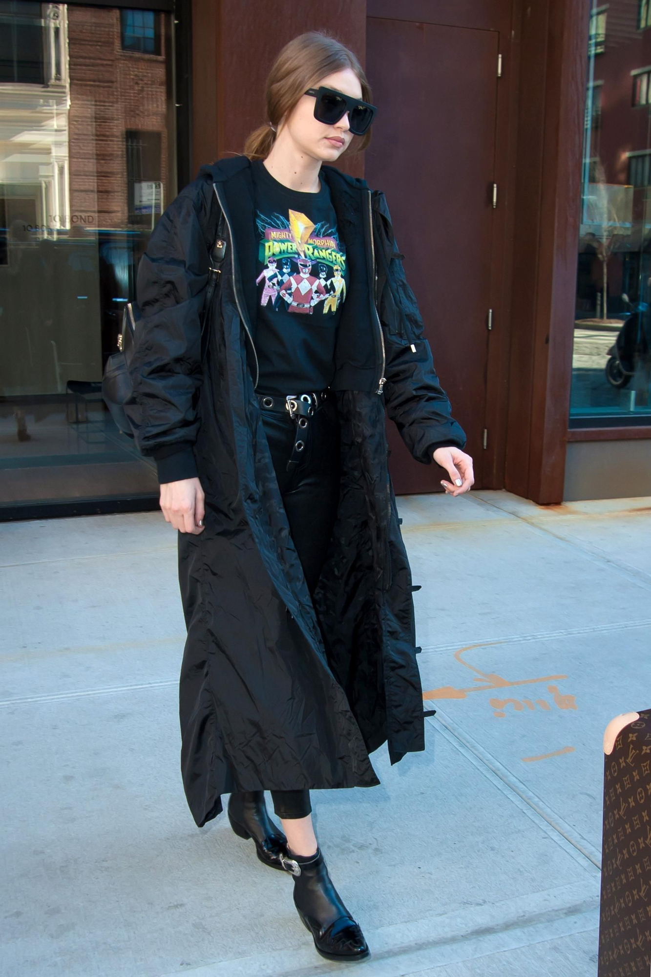 Gigi Hadid con un look 'total black'