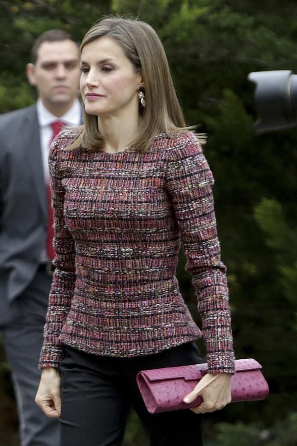 Letizia Ortiz con clutch 'baguette' fucsia
