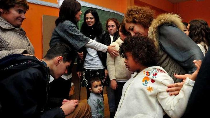 Jairo recogió ayer los tapones en San Roque de Corón. // I.A.