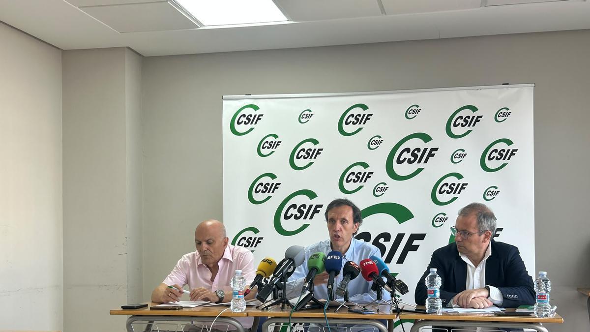 José Seco, Rafael Cantó y Mario Gutiérrez, de CSIF, en rueda de prensa en su sede