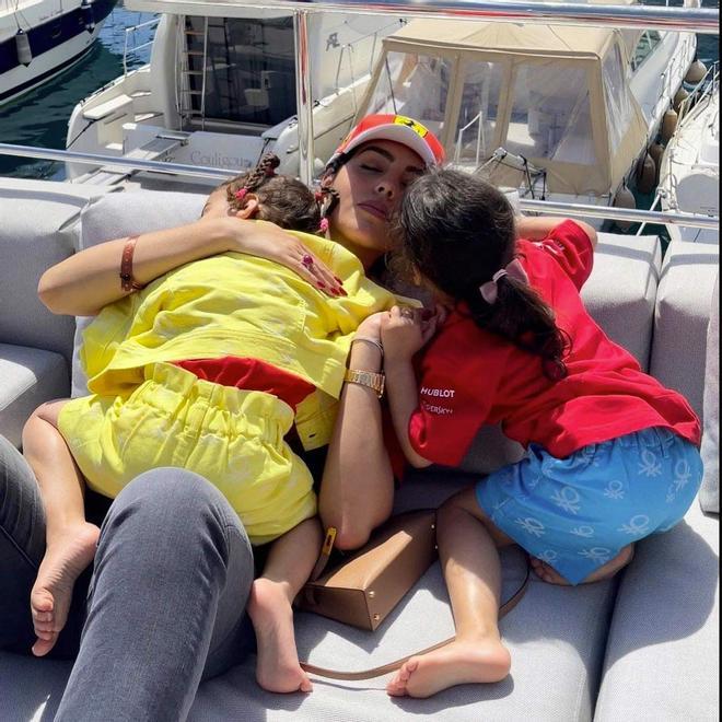 Georgina Rodriguez con sus hijas Alana y Eva María