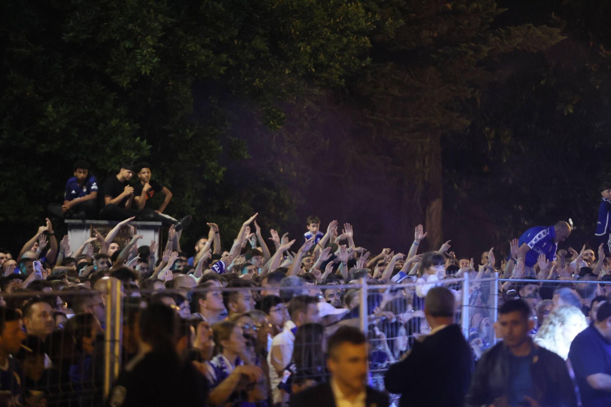 Así se celebró el ascenso del Oviedo a Primera: la afición estalla en una noche histórica