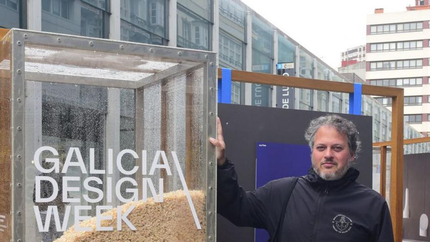 Álvaro Rico, en la muestra de la plaza de Lugo. | Casteleiro/R. A.