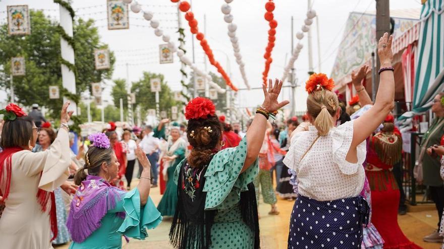 Casetas a medio gas a la hora de comer en la Feria de Abril: el festivo deja huecos en casetas ante la escalada de precios