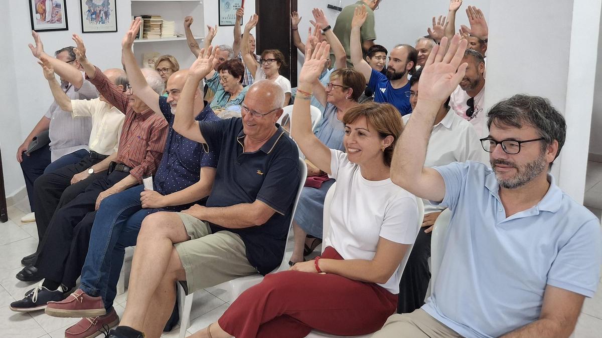 Vicent Grimalt y Maria Josep Ripoll, junto a otros militantes del PSPV, en una de las votaciones de la asamblea de esta tarde