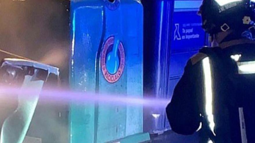 Incendio de contenedores en Santa Cruz | BOMBEROS DE TENERIFE