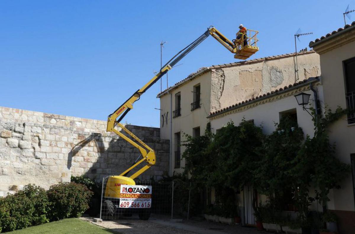Derribo de un inmueble en la calle Postigo para la liberación de la muralla de Zamora.
