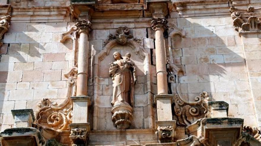 L&#039;església i algunes de les esquerdes del temple.