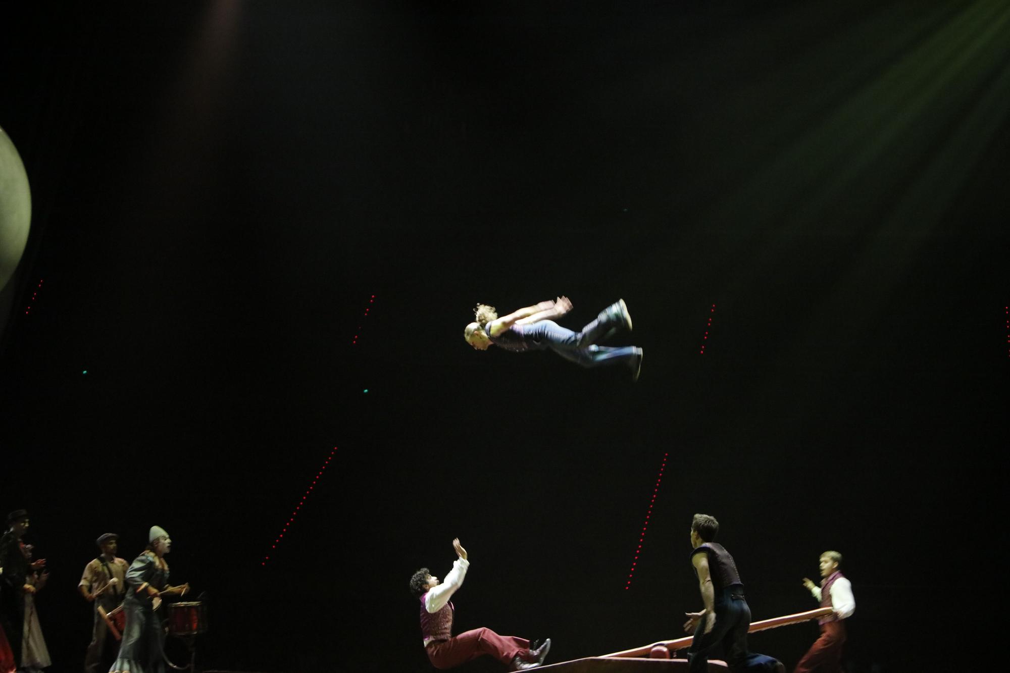 Die Aufführung der Vorstellung Corteo des Cirque du Soleil im Velodrome von Palma