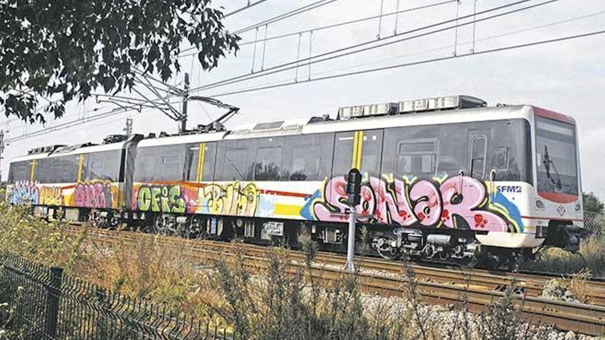 Un tren de SFM, repleto de grafitis, en una imagen de archivo.