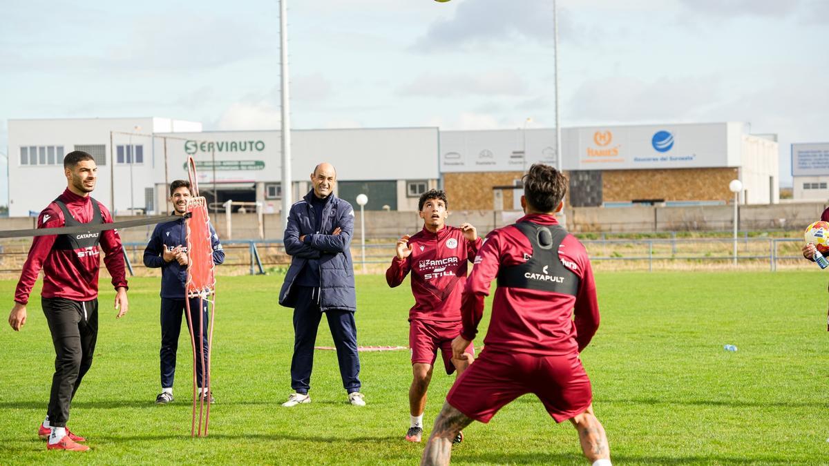 Uno de los últimos entrenamientos del Extremadura antes de viajar.