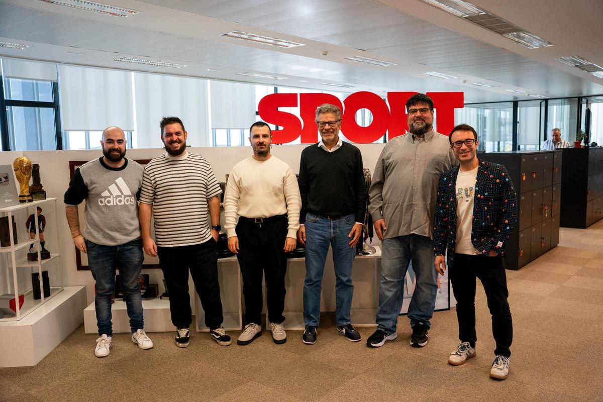El jurado posa junto al director de Diario Sport, Joan Vehils
