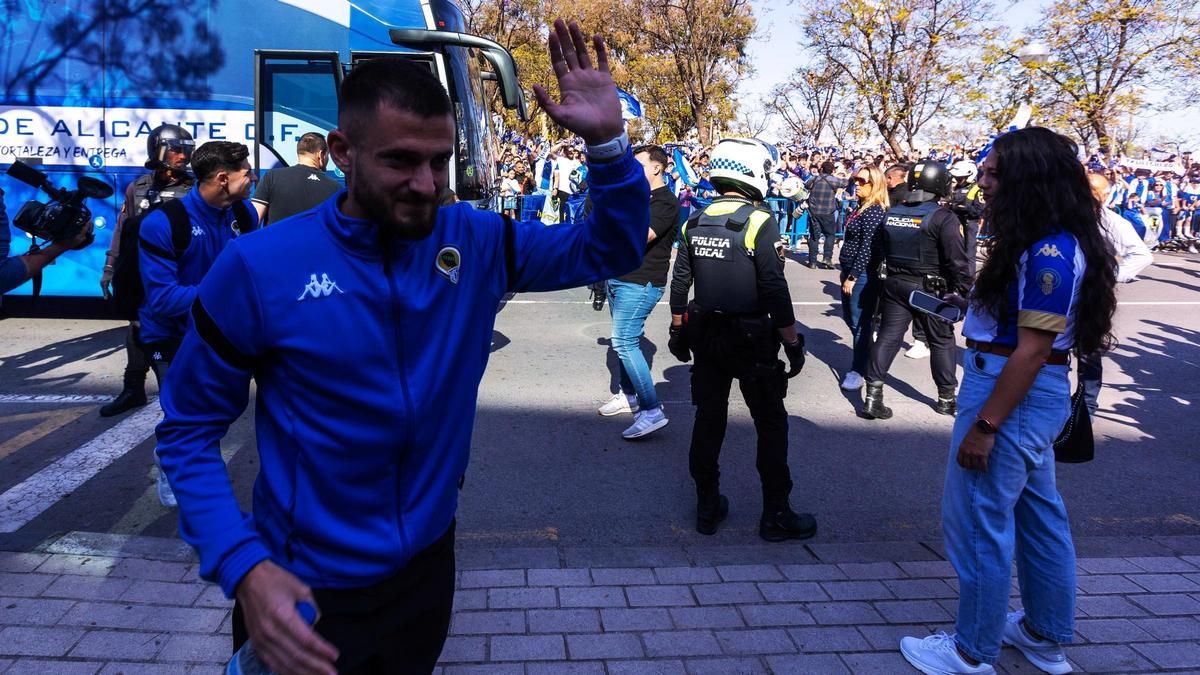 José Artiles saluda a su llegada al José Rico Pérez antes del Hércules-Lleida que valió el ascenso.