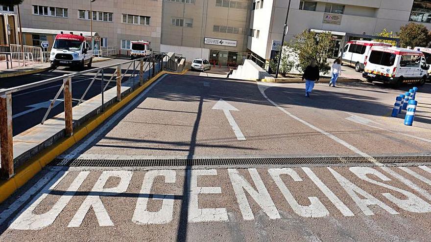 La pareja grabó la zona de Urgencias del Hospital de Elda sin bajar del coche.