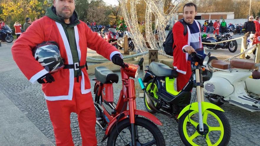 Las motos de Papá Noel se encuentran de frente en Dena con la patrulla de la Guardia Civil