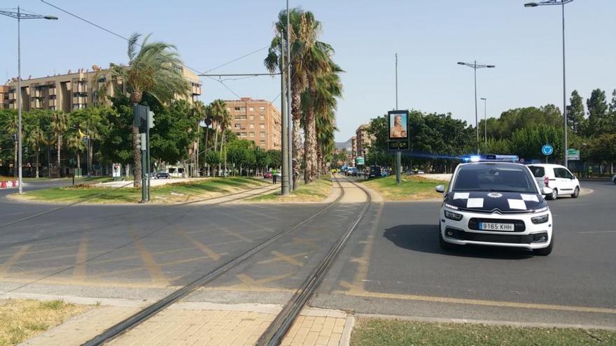 La Policía Local regula el tráfico en la zona del accidente.