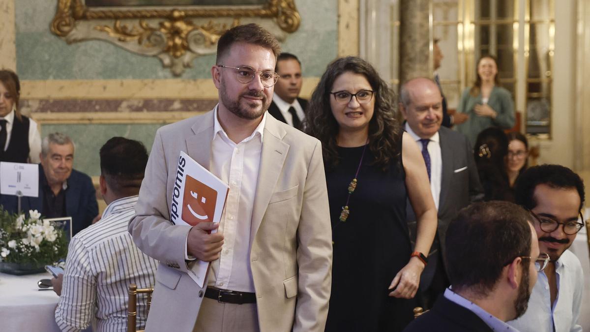 El diputado de Compromís-Sumar, Alberto Ibáñez, junto a la aspirante a la alcaldía, Mónica Oltra, este lunes, en Madrid.