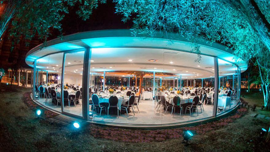 Impresionantes vistas del exterior del Salón de Cristal, rodeado de jardines y destinado a celebraciones.