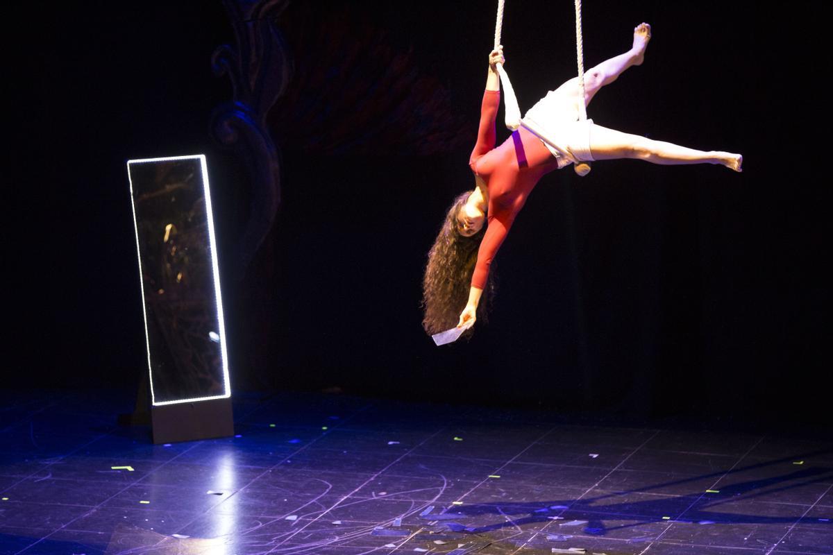 La trapecista Zenaida, columpiándose sobre un mar de cristales, en la Gala de Apertura. Cabe recordar que junto a su pareja, el ilusionista Miguel Muñoz, participaron en la película Dumbo de Tim Burton.