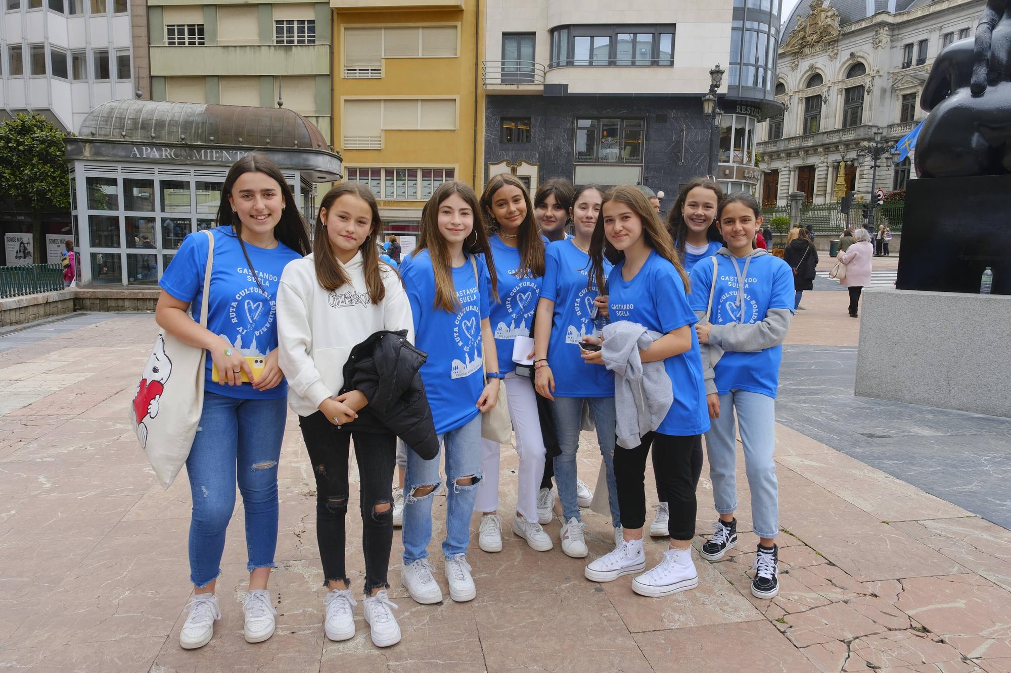 El colegio Amor de Dios congrega a una marea azul solidaria en La Escandalera