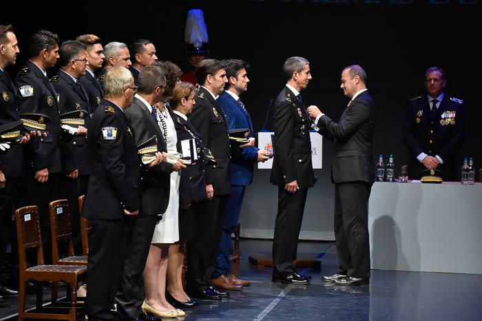 Entrega de Honores y distinciones por el día de ...