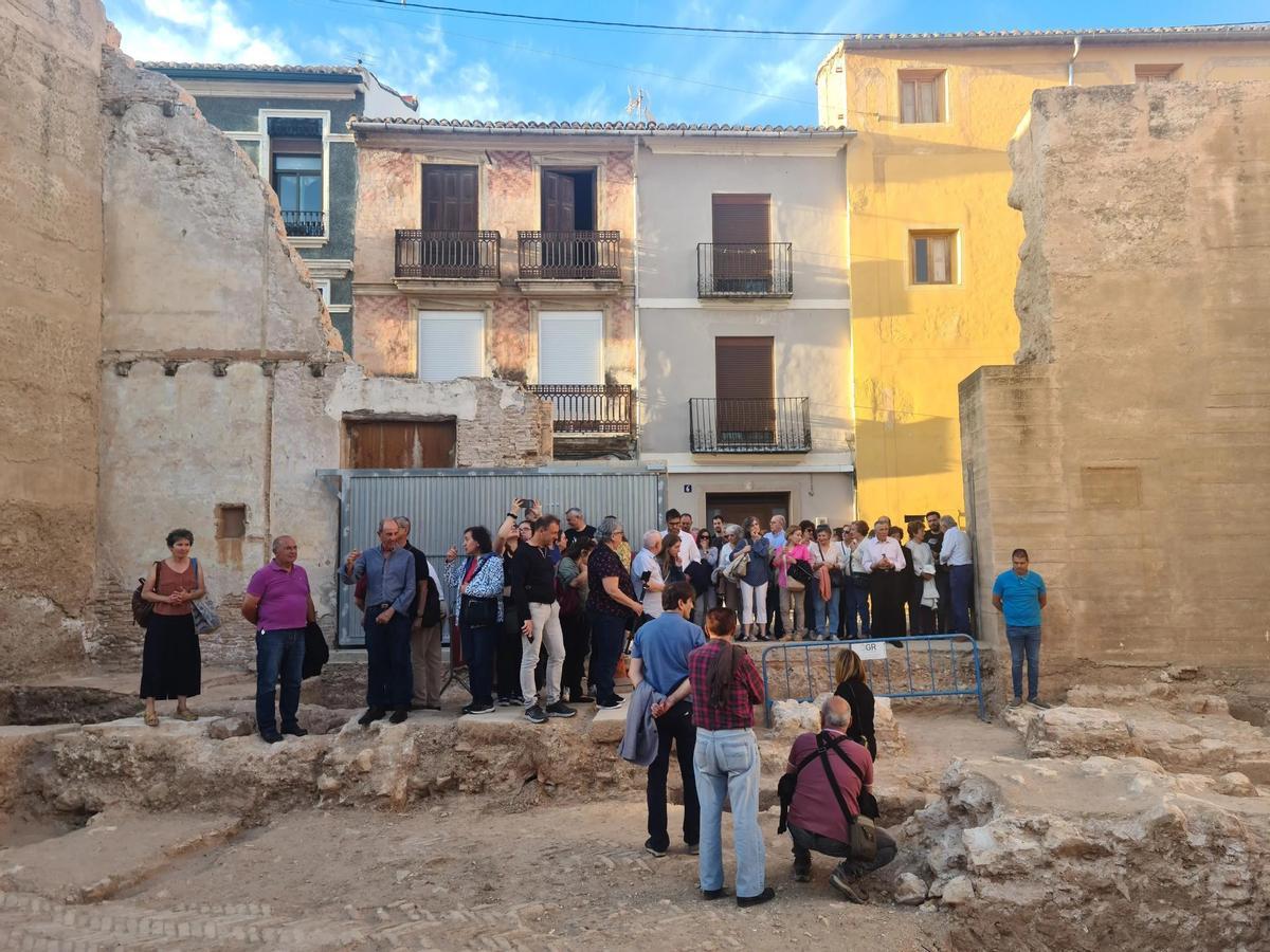 Visita a las excavaciones realizadas en la Casa de l'Olivera de Jaume I en Alzira.